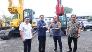 Terbaik Pertama Hari Jalan, Pemkot Manado Terima Hibah 2 Eskavator dari Kementerian PUPR