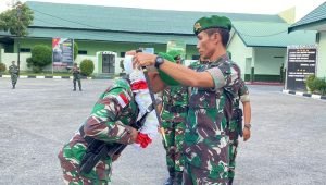 Danyonif Raksatama Pimpin Tradisi Penyambutan Personil BP Satgas Pamtas RI-PNG Kewilayahan Yonif Wiratama