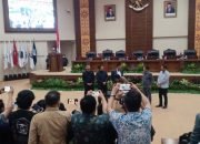 Banteng ‘Mengapung’ di Gedung Cengkih