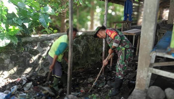 Koramil Kwandang dan Masyarakat Bersatu Padu Bersihkan Pasar Sore