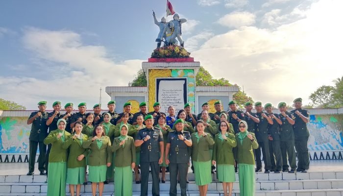 Peringati HUT ke-78 Bintal TNI AD Bintaljarahdam Merdeka Ziarah ke Makam Pahlawan
