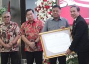 Gubernur Olly Terima Penghargaan Tokoh Mapalus Pendidikan