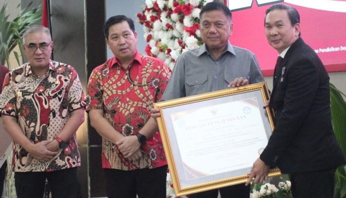 Gubernur Olly Terima Penghargaan Tokoh Mapalus Pendidikan