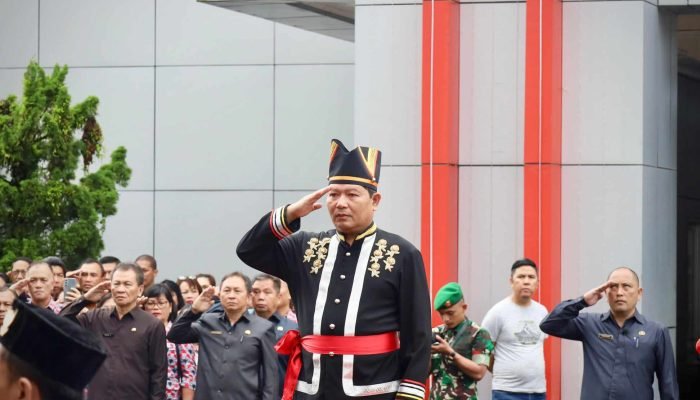 Peringatan Hardiknas 2024 Penjabat Bupati Jemmy Kumendong Bacakan Sambutan Mendikbudristek