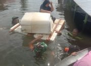 Aksi Cepat Tanggap Babinsa Koramil Limboto Bantu Evakuasi Warga Terdampak Banjir