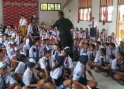 Gerakan Army Go To School Serma Janny Weydekamp Sambangi SMP Negeri 2 Amurang