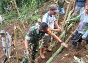 Babinsa Koramil Eris Pimpin Karya Bakti Bangun Tanggul Penahan Longsor