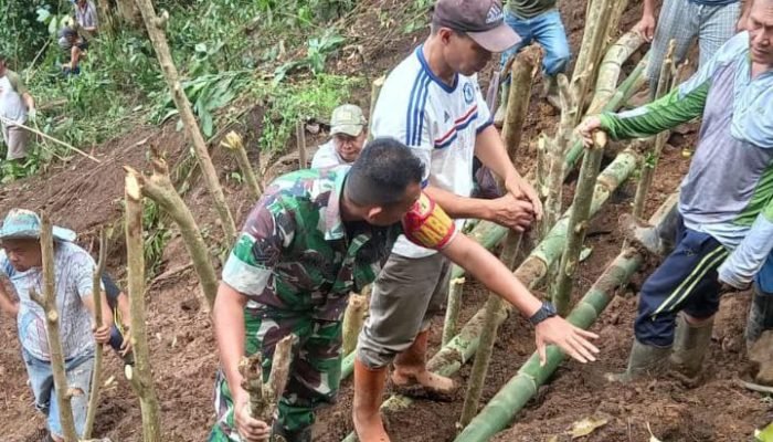 Babinsa Koramil Eris Pimpin Karya Bakti Bangun Tanggul Penahan Longsor