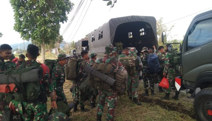 Pergeseran Pasukan Satgas TMMD ke-121 Dari Desa Pahaleten Menuju Lokasi Sasaran
