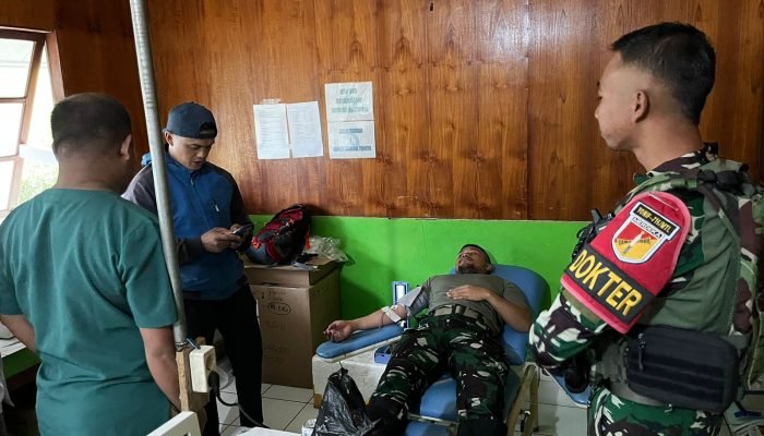 Pengabdian Tanpa Batas, Satgas Pamtas Kewilayahan Yonif 715/Motuliato Donorkan Darah Untuk Warga Yang Melahirkan