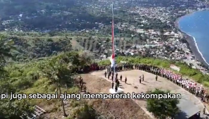 TNI – Polri Kibarkan Bendera Merah Putih Raksasa di Bukit Kezimara
