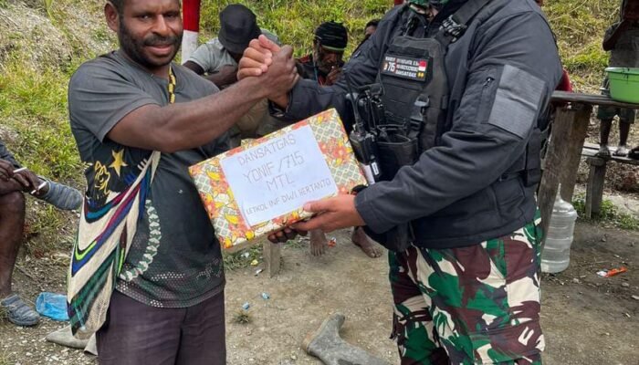 Dansatgas Yonif 715/Motuliato Kunjungi Pos Jajaran di Wilayah Perbatasan Papua