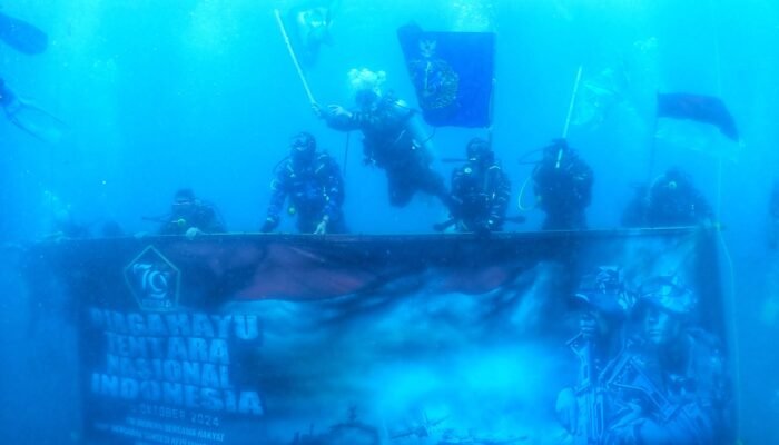 Peringati HUT ke-79 TNI, Tri Matra TNI Gorontalo Kibarkan Merah Putih di Dasar Laut