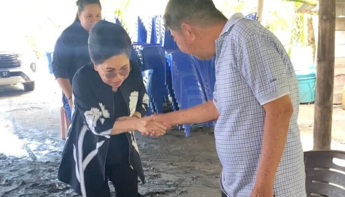Tunjukkan Politik Santun, Rinny Tamuntuan Jabat Tangan Ayah Michael Thungari saat Melayat Duka