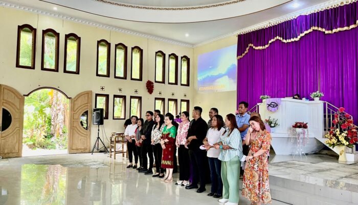 Optimis Hadapi Pergumulan, Rinny Tamuntuan Beribadah di GMIST Torsina Bowongkulu