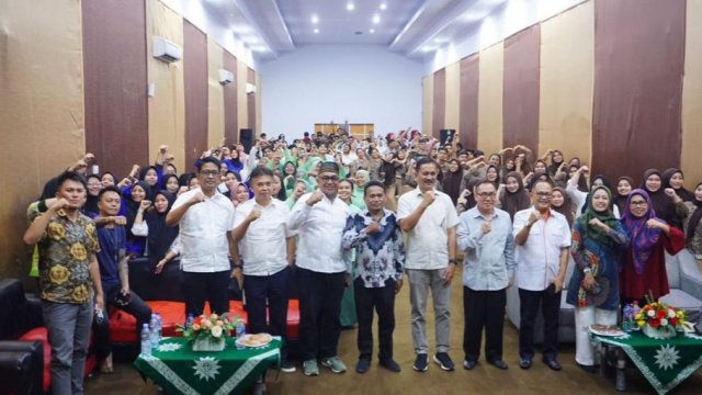 Kuliah Umum di Dua Universitas, Mahasiswa Terkesan Kecerdasan Denny Tuejeh