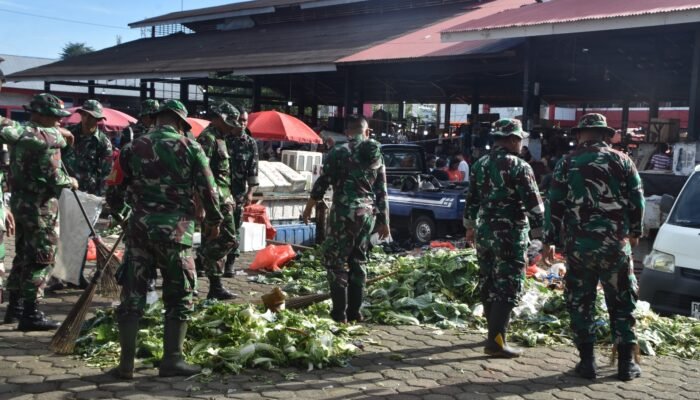 Prajurit Kodim 1309/Manado Turun Bersihkan Sampah di Pasar Bersehati