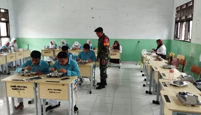 Babinsa Kodim Gorontalo Monitoring Distribusi Makan Bergizi Gratis Untuk Ribuan Siswa di Kota Gorontalo
