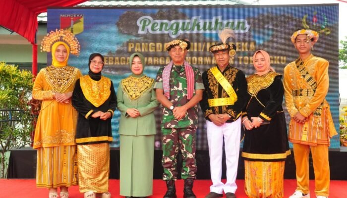 Mayjen TNI Suhardi dan Istri Dianugerahi Warga Kehormatan Adat To Bungku