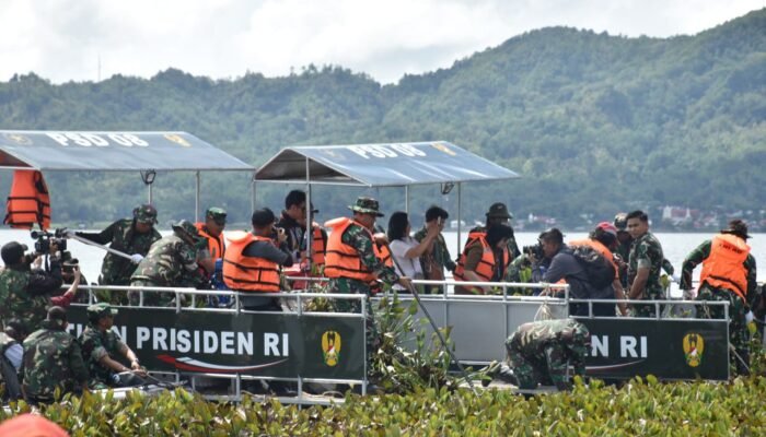Gunakan Kapal Ponton Pemberian Presiden, Kodam Merdeka Bersama Masyarakat Bersihkan Eceng Gondok di Danau Tondano
