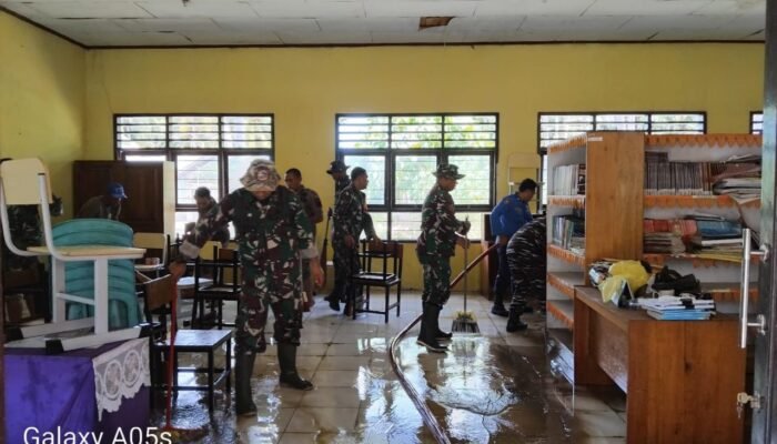 Kodim Pohuwato Kerahkan Personel Bersihkan Sisa Material Sampah dan Lumpur Pasca Banjir