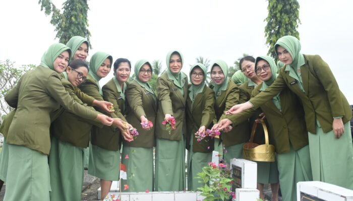 Persit Kartika Chandra Kirana Korem Nani Wartabone Ziarah ke Makam Pahlawan