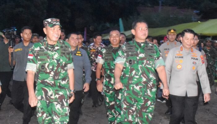 Danrem 131/Santiago Bersama Pangdam XIII/Merdeka Dampingi KASAD Tinjau Pembersihan Danau Tondano