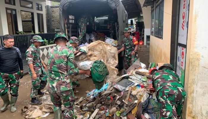 Prajurit Yonif 712/Wiratama Bantu Warga Yang Terdampak Banjir di Manado
