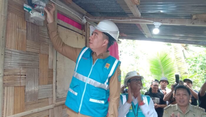 Bupati Michael Thungari Resmikan Program Light Up the Dream