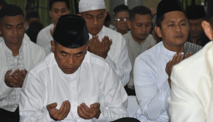 Pangdam XIII/Merdeka Sholat Ied Bersama Prajurit dan Masyarakat Sekitar