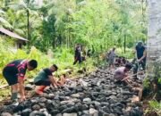 Satgas dan Warga Pasang Batu Dasar untuk Rabat Beton di Kalekube Induk