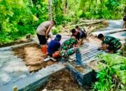 TMMD Ke-124 Kodim 1301/Sangihe Laksanakan Pemasangan Plat Deker untuk Pengecoran Jalan Rabat Beton di Kalekube Induk