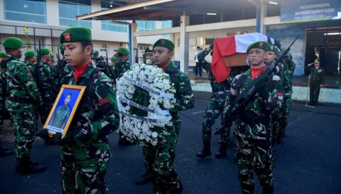 Jenazah Pratu Afrio Setiawan  Tiba di Bandara Sam Ratulangi, Kodam XIII/Merdeka Gelar Upacara Militer