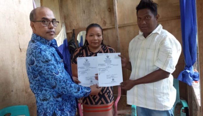 Julius Moloringan, Kabid Dinas Dukcapil Minut yang Masuk Keluar Rumah Layani Warga