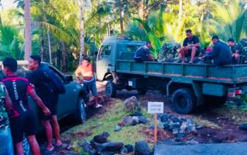 TMMD ke-124 Kodim 1301/Sangihe: Satgas dan Warga Angkat Batu untuk Pengecoran Jalan Rabat Beton