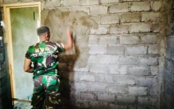 TMMD Kodim 1301/Sangihe: Progres Plesteran Rumah Ridwan Antahari Berjalan Lancar