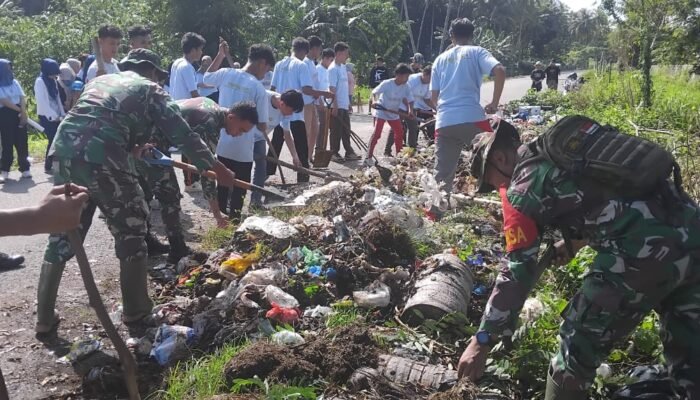 Babinsa Koramil Suwawa Tengah Bersama Mahasiswa dan Warga Gotong Royong Bersihkan Sampah