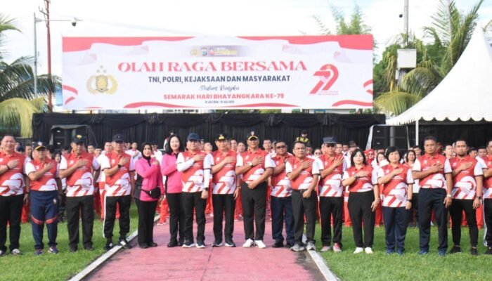 Perkokoh Sinergitas TNI-Polri, Kasdam XIII/Merdeka dan Danrem 131/Santiago Ikuti Olahraga Bersama di Mapolda Sulut