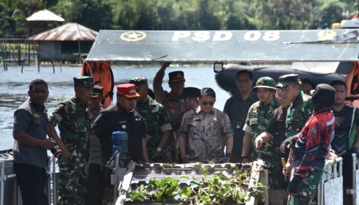 Danrem 131/Santiago Pimpin 500 Personel Gabungan TNI, Polri, Pemerintah, Mahasiswa, Pelajar dan Ormas Bersihkan Danau Tondano