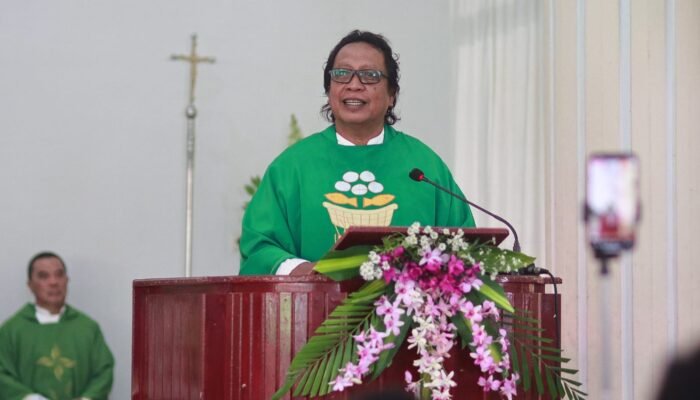 Penuh Haru dan Penghargaan, Pastor Paulus Salabia Dilepas dengan Cinta Umat Paroki Tahuna