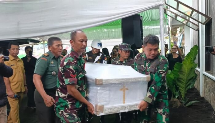 Tiba di Manado, Jenazah Putri Pahlawan Nasional Sam Ratulangi Disambut Jajaran Kodam XIII/Merdeka
