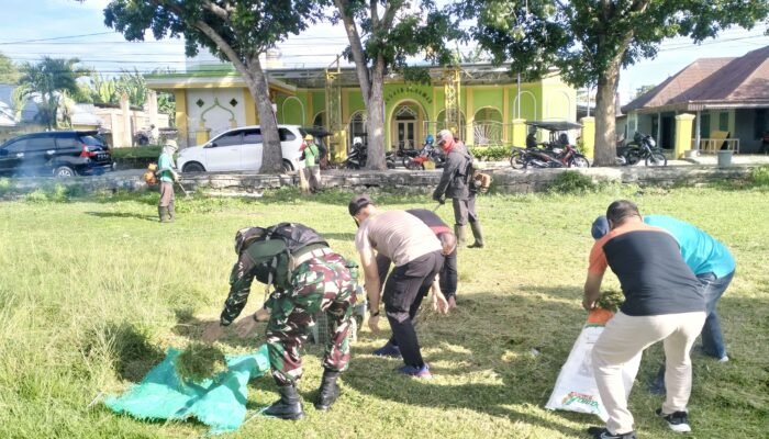 Koramil Kota Barat Bersama Masyarakat Gelar Karya Bakti Bersihkan Lapangan di Kelurahan Tomulabutao Selatan