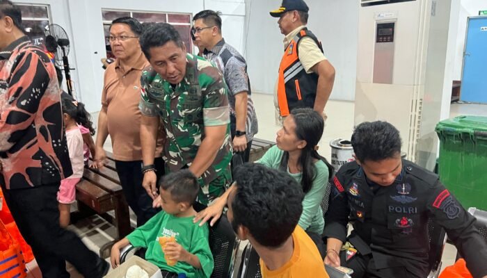 Kepedulian Kodam XIII/Merdeka Bantu Korban Kebakaran KM Barcelona V