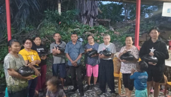 Warga Bersyukur Dapat Bantuan Beras dari Jems Tuuk