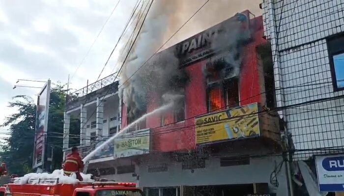 Kebakaran Melanda Toko Bangunan di Manado