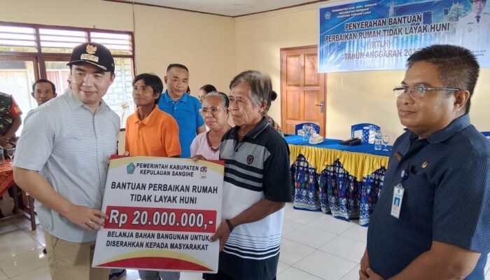 Empat Keluarga Dapat Bantuan 20 Juta Per Unit. Bupati Sangihe: Jangan Salah Gunakan