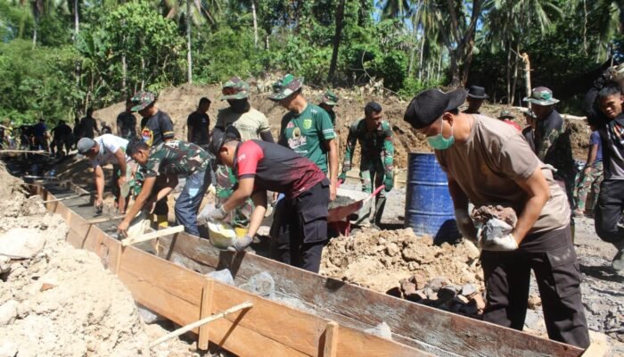 Sinergitas TNI Polri dan Masyarakat di TMMD ke-125 Kodim 1309/Manado Bangkitkan Semangat Gotong Royong