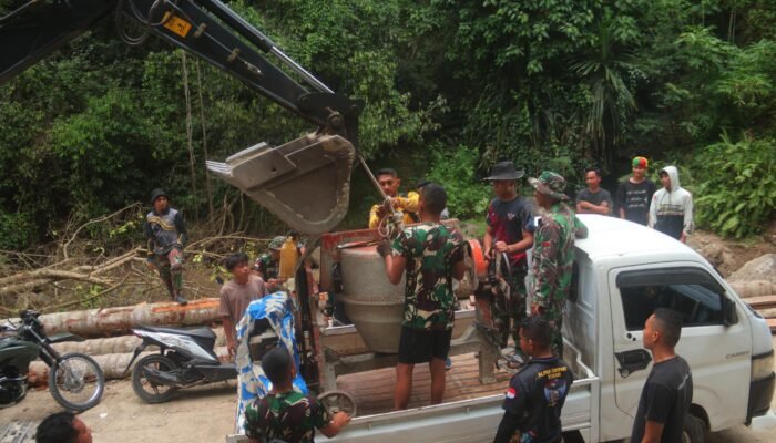 Satgas TMMD Kodim 1304/Gorontalo Gotong Royong Angkat Mesin Molen Gunakan Alat Berat ke Lokasi Pembangunan Jalan Rabat Beton