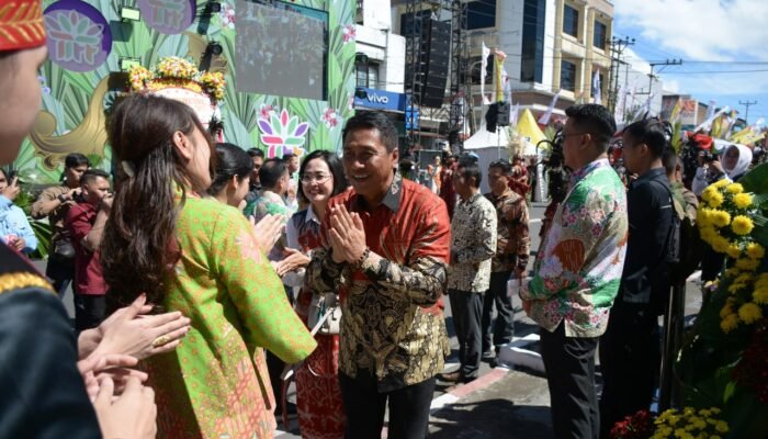 Kasdam XIII/Merdeka Bersama Forkopimda Sulut Hadiri Festival Bunga 2025 di Kota Tomohon