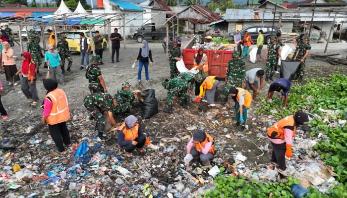Peringati HUT ke-80 RI, Kodim 1311/Morowali Gelar Karya Bakti Bersih-Bersih Pasar dan Gerakan Pangan Murah